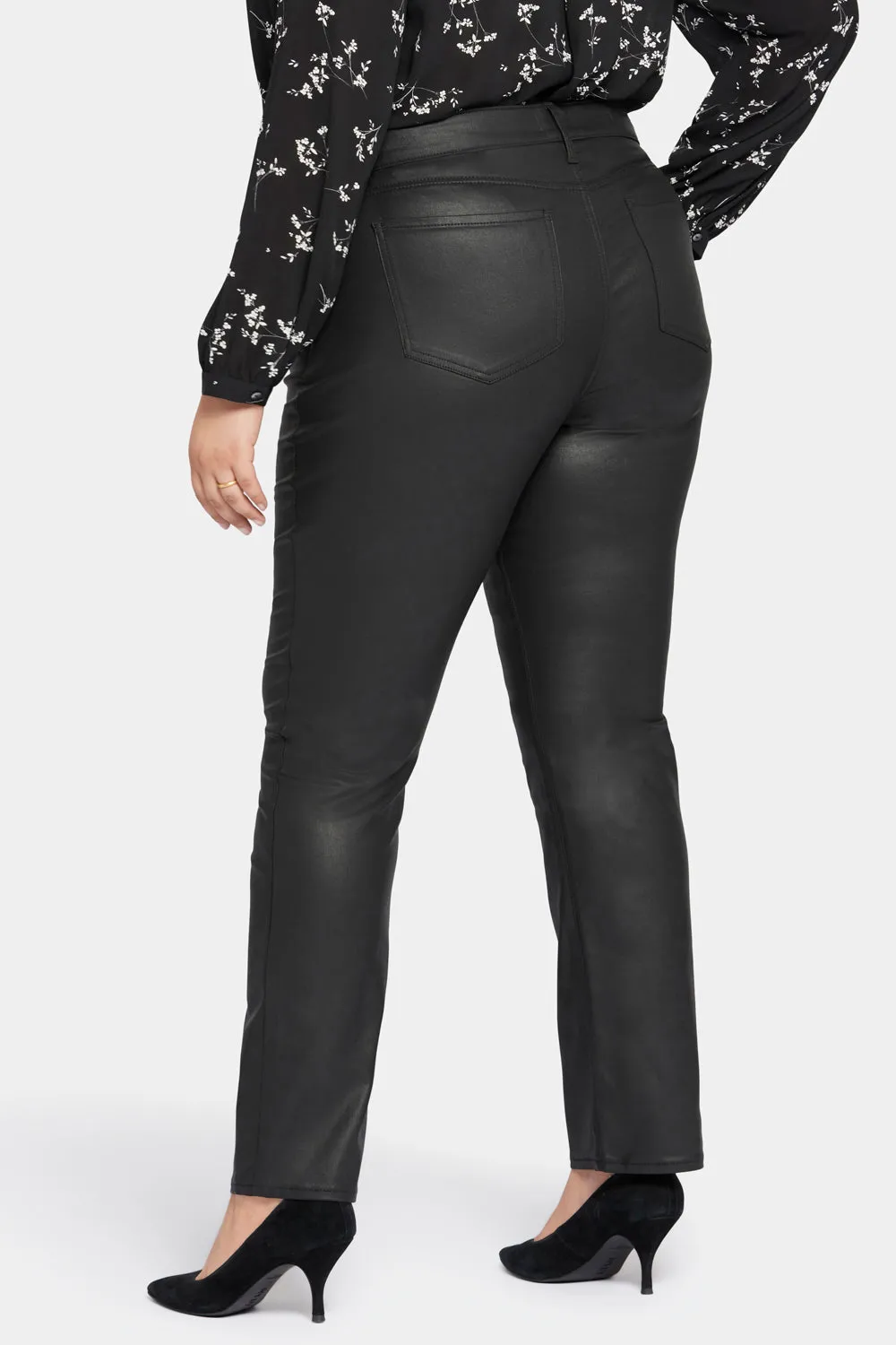 NYDJ Marilyn Straight Jeans Black Coated Plus Leder-Optik