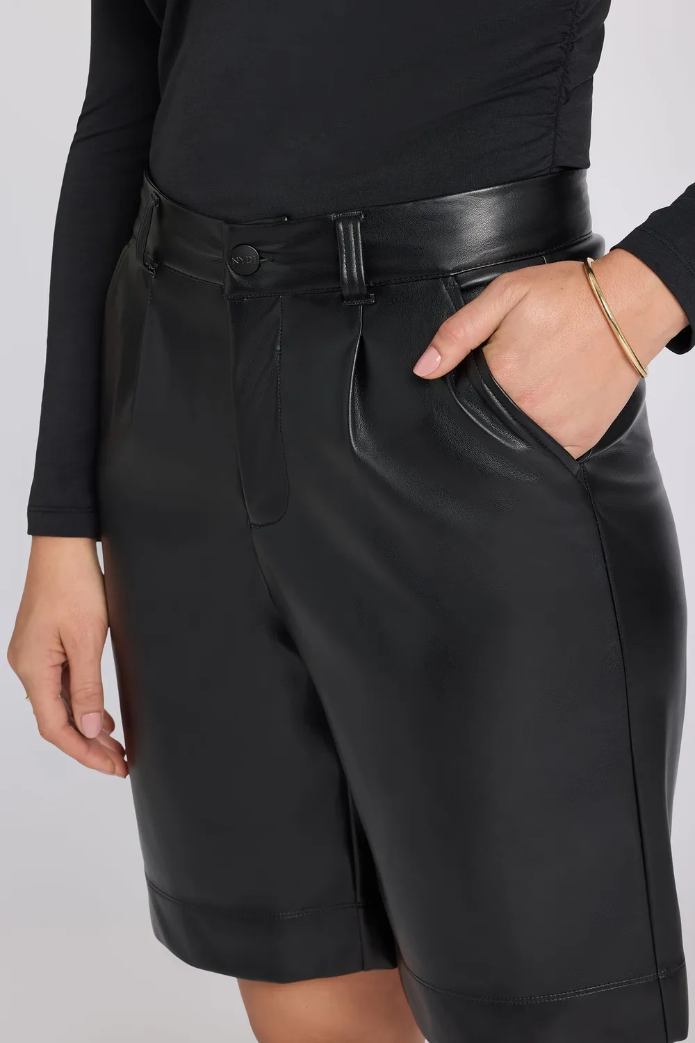 NYDJ Relaxed Bermuda Shorts Schwarz Kunstleder