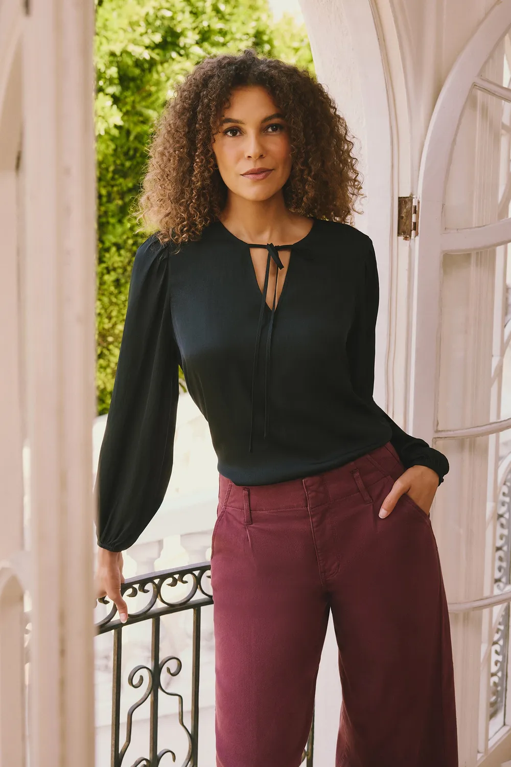 NYDJ Elsie Bluse Schwarz Satin Schlupfbluse