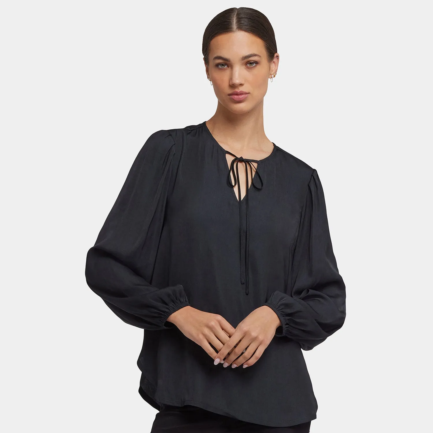 NYDJ Elsie Bluse Schwarz Satin Schlupfbluse