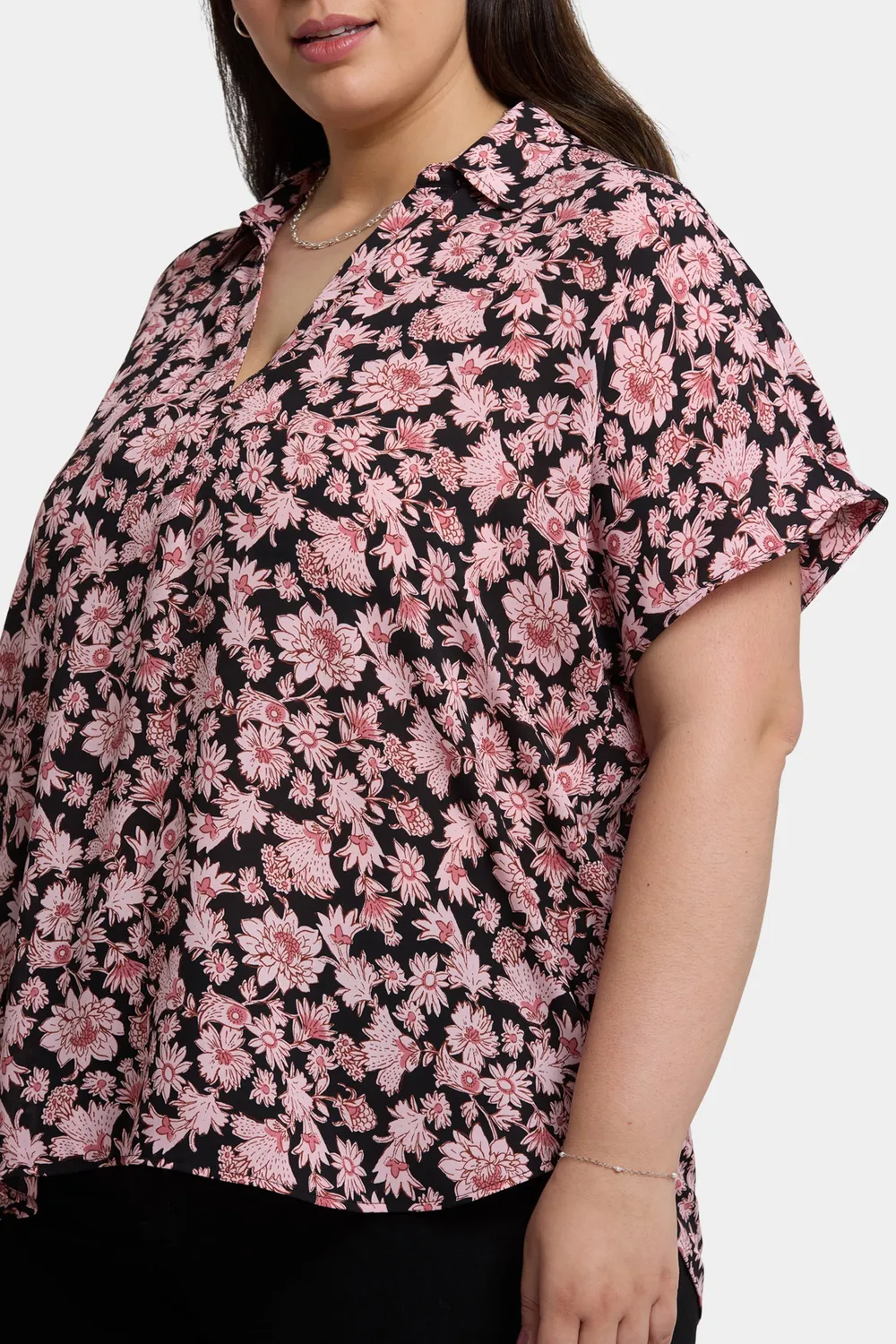 NYDJ Becky Plus Kurzarm-Bluse Lilla Garden gemustert