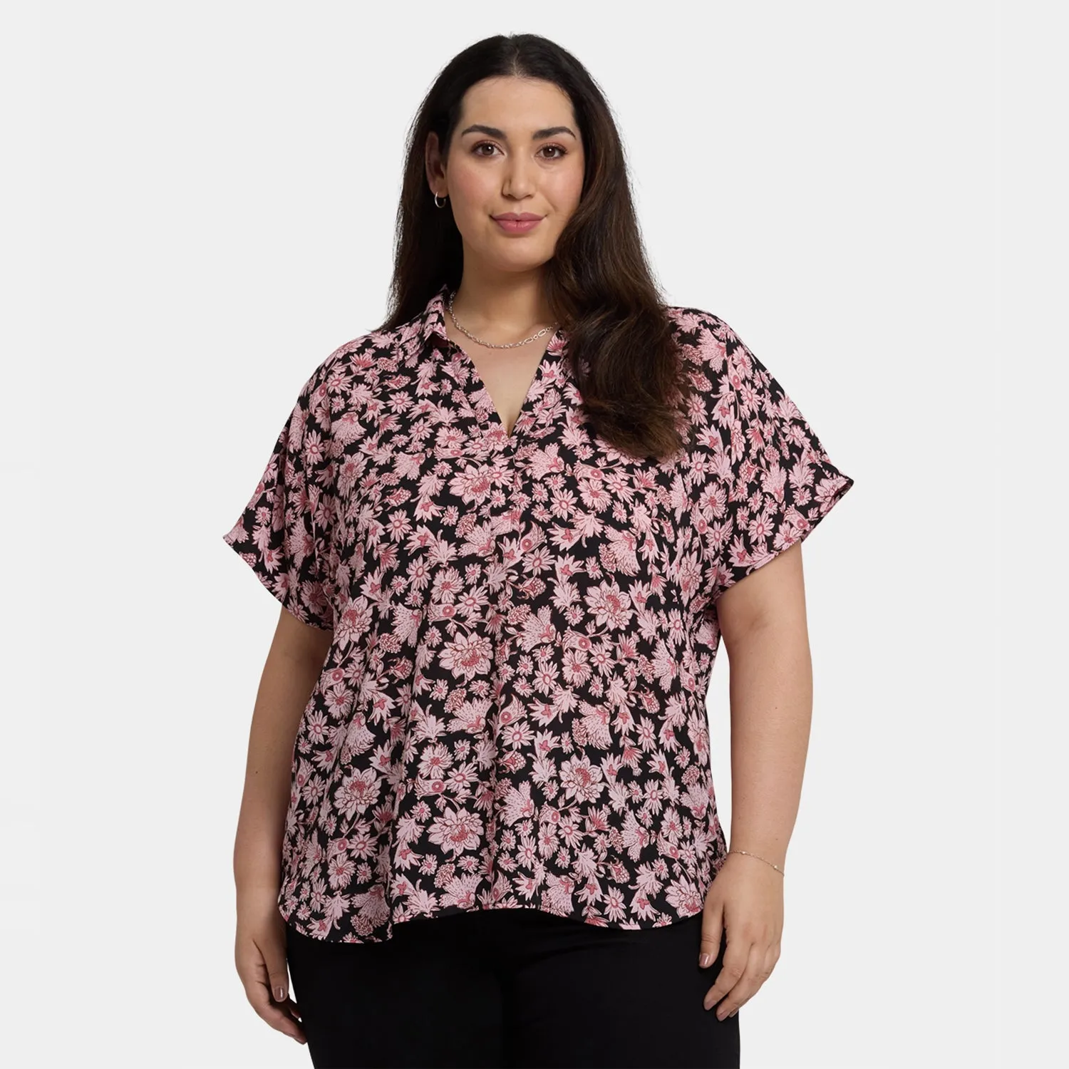 NYDJ Becky Plus Kurzarm-Bluse Lilla Garden gemustert