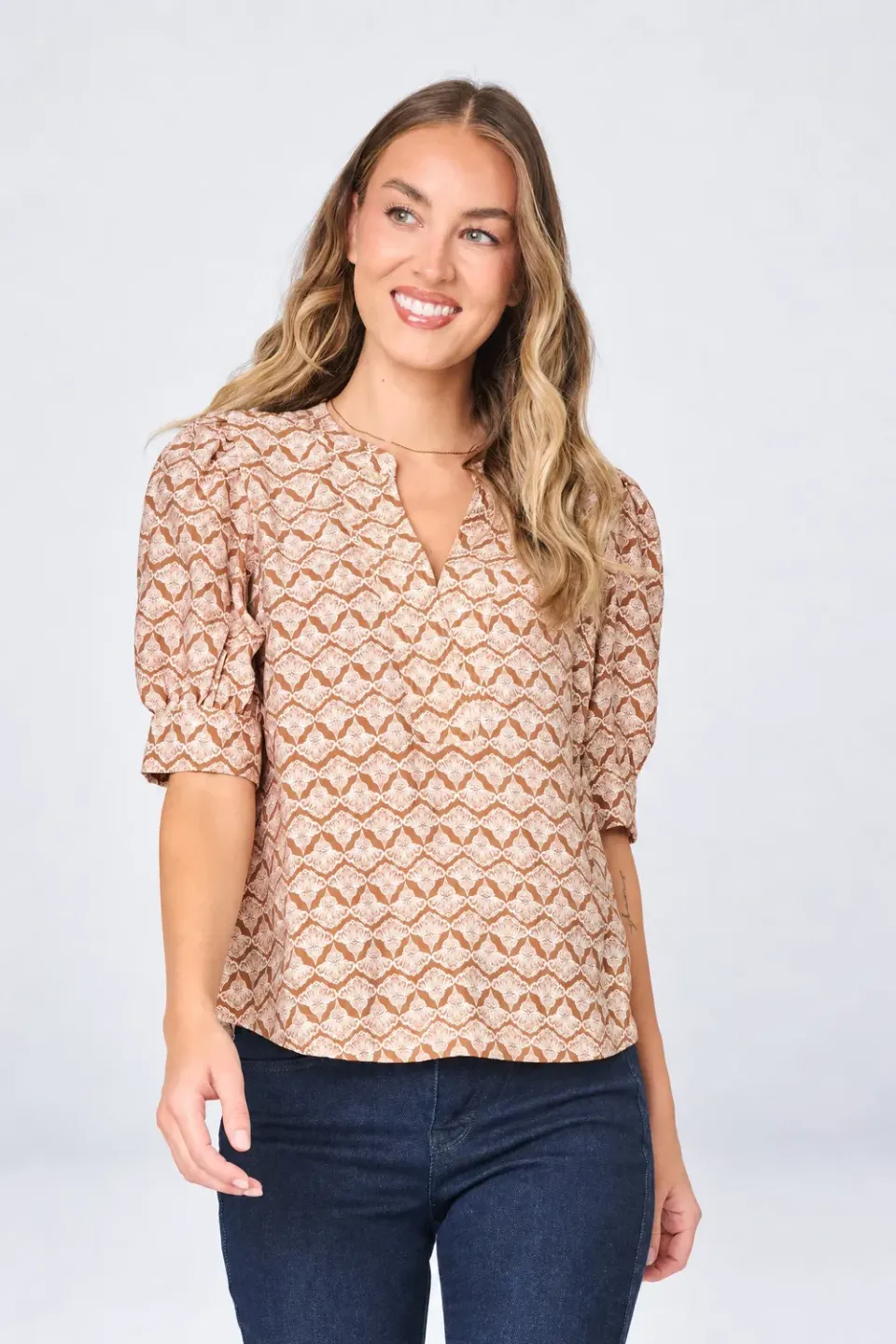 Gibsonlook Notch Neck Puff Bluse Mocha Shell