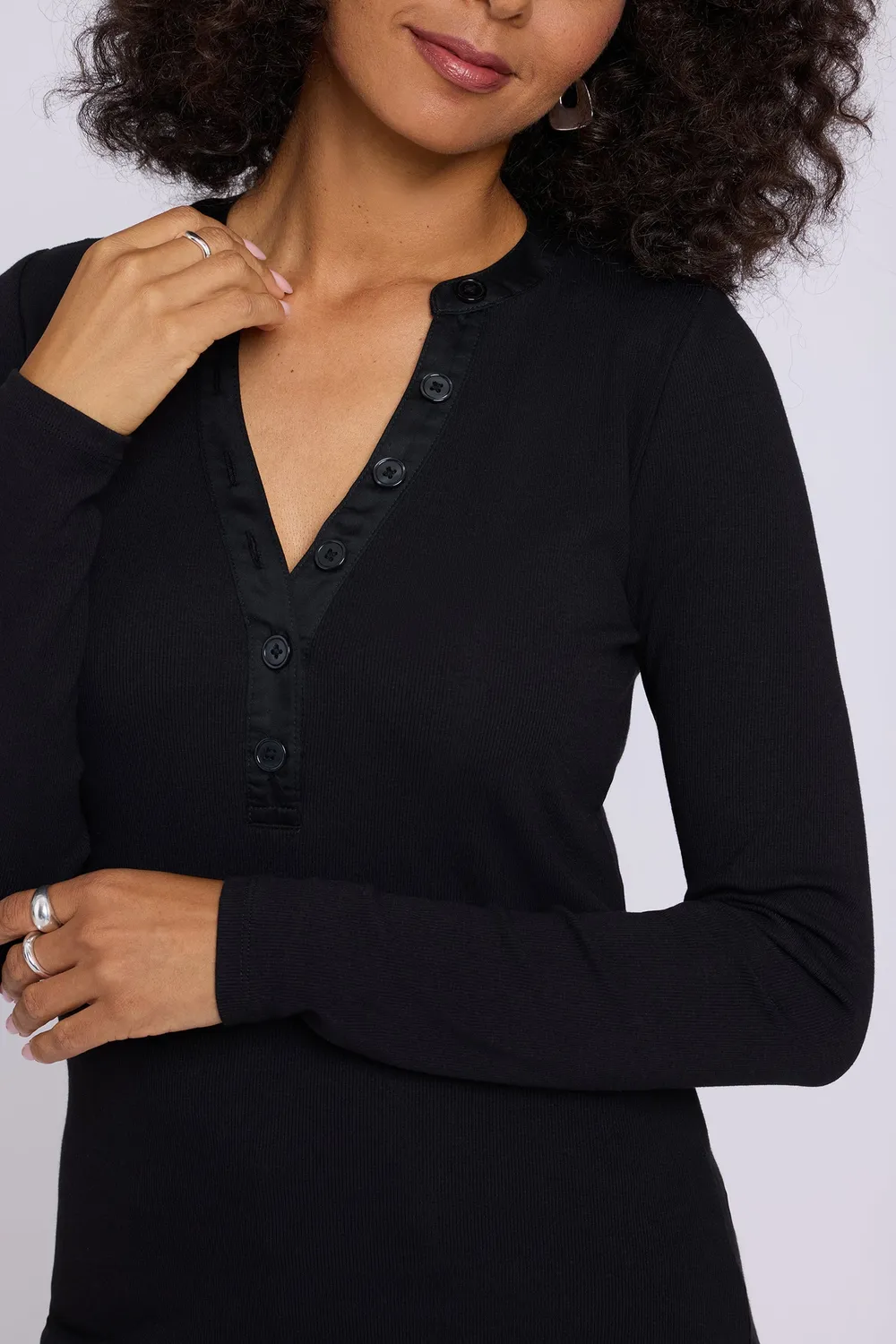 NYDJ Emery Ribbed Henley Strickshirt Schwarz Viskose