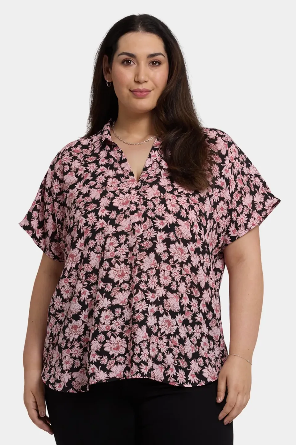 NYDJ Becky Plus Kurzarm-Bluse Lilla Garden gemustert