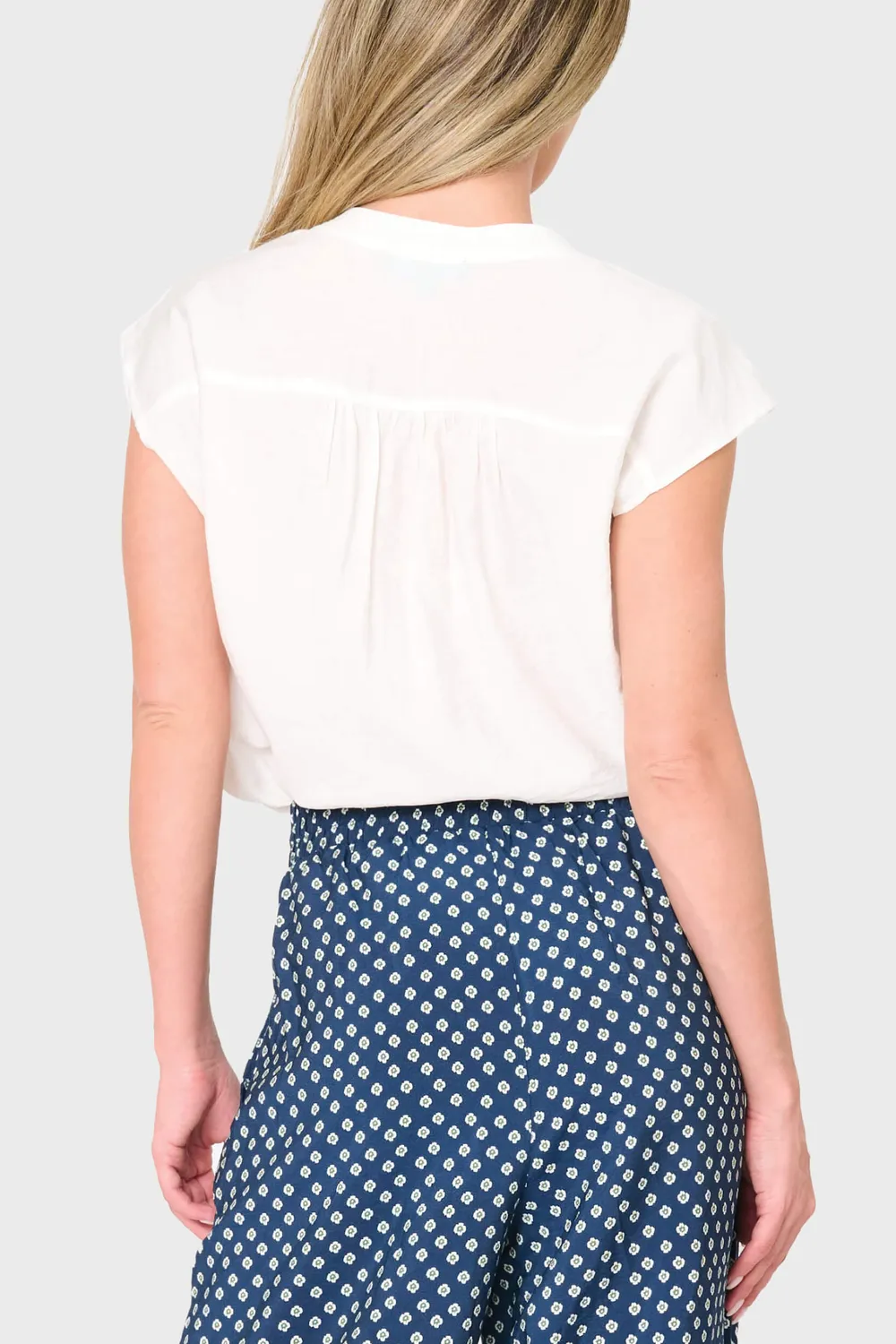 Gibsonlook Notch Neck Bluse Weiß Cap Sleeve Webstoff