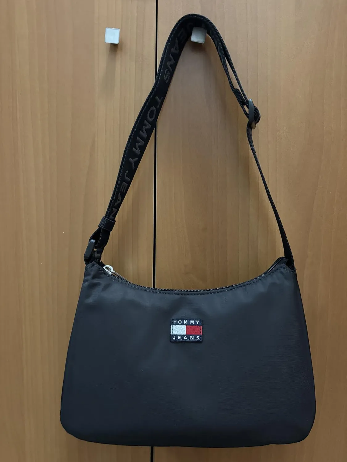 Tommy Jeans Daily Schultertasche Damen Schwarz mit Reißverschluss