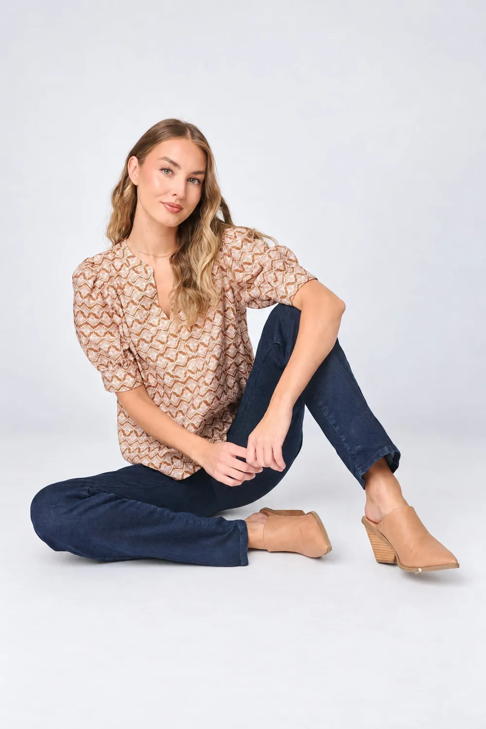 Gibsonlook Notch Neck Puff Bluse Mocha Shell