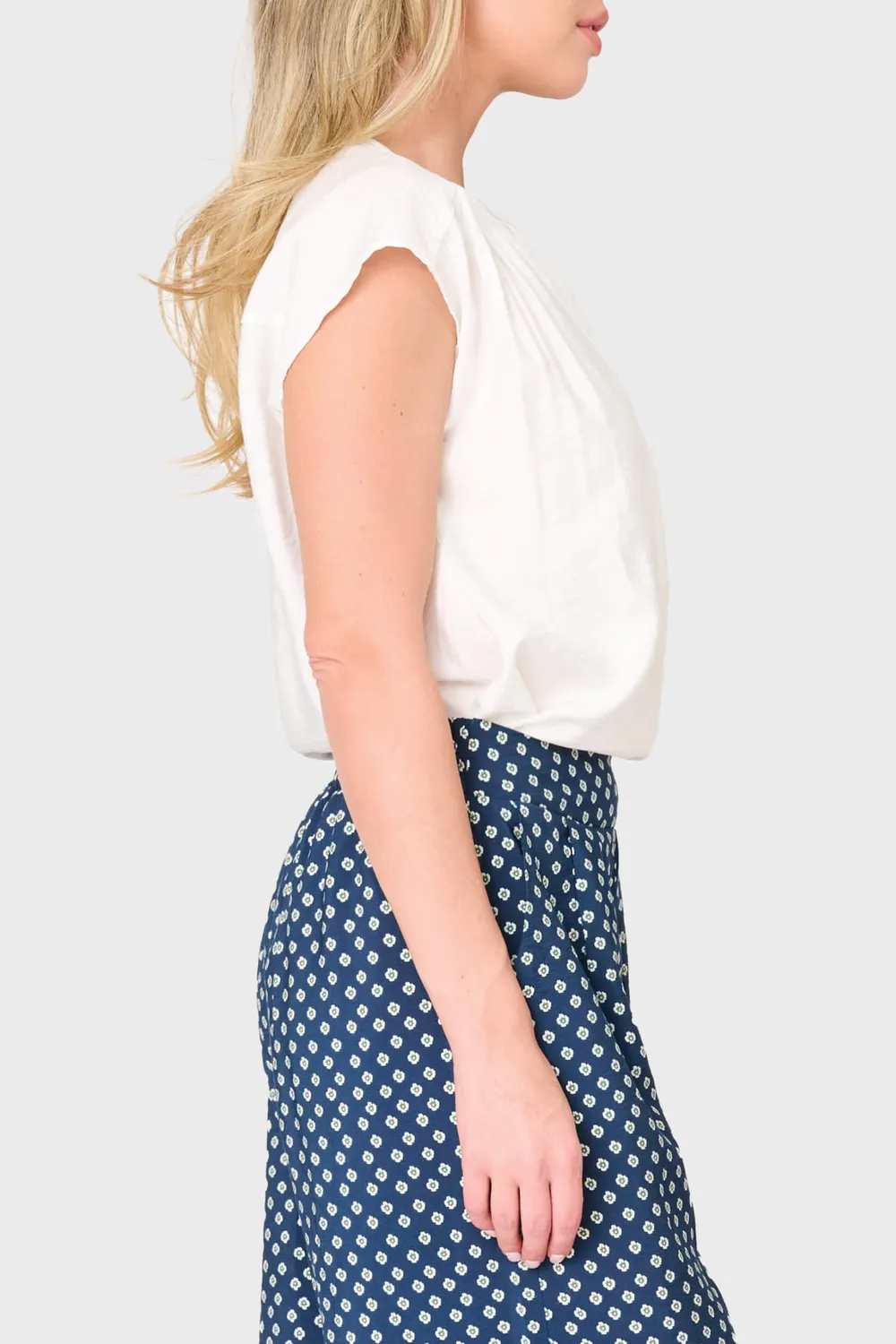 Gibsonlook Notch Neck Bluse Weiß Cap Sleeve Webstoff
