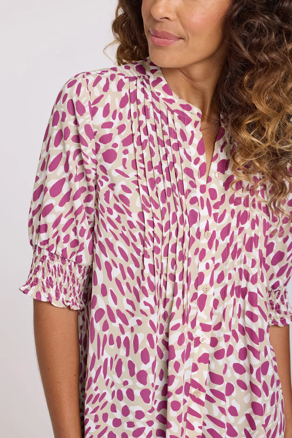NYDJ Pleated Kurzarm Bluse Sandcastles Smokbündchen