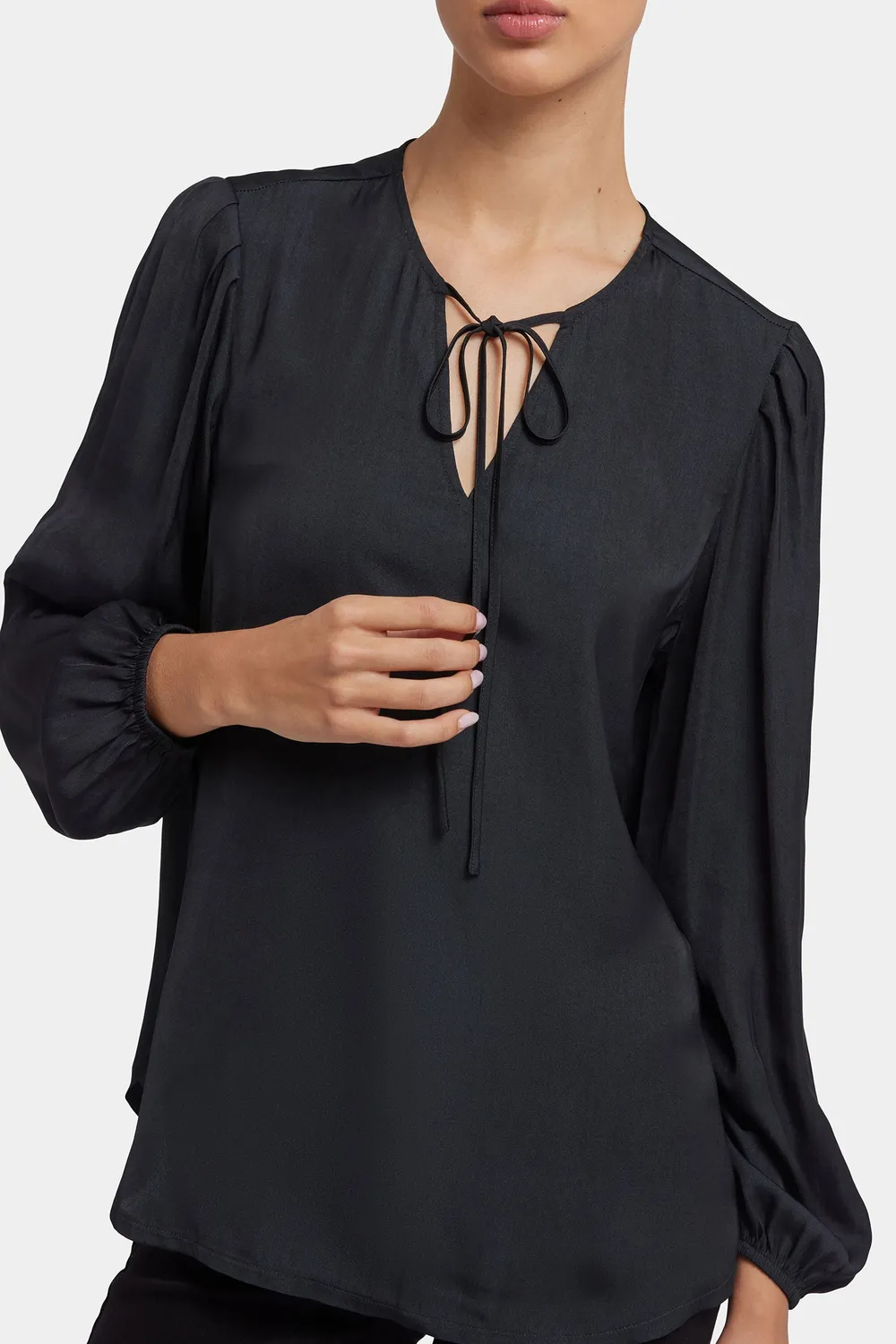 NYDJ Elsie Bluse Schwarz Satin Schlupfbluse